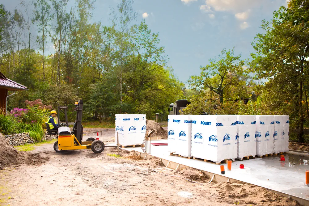 Porenbeton auf Paletten auf der Baustelle
