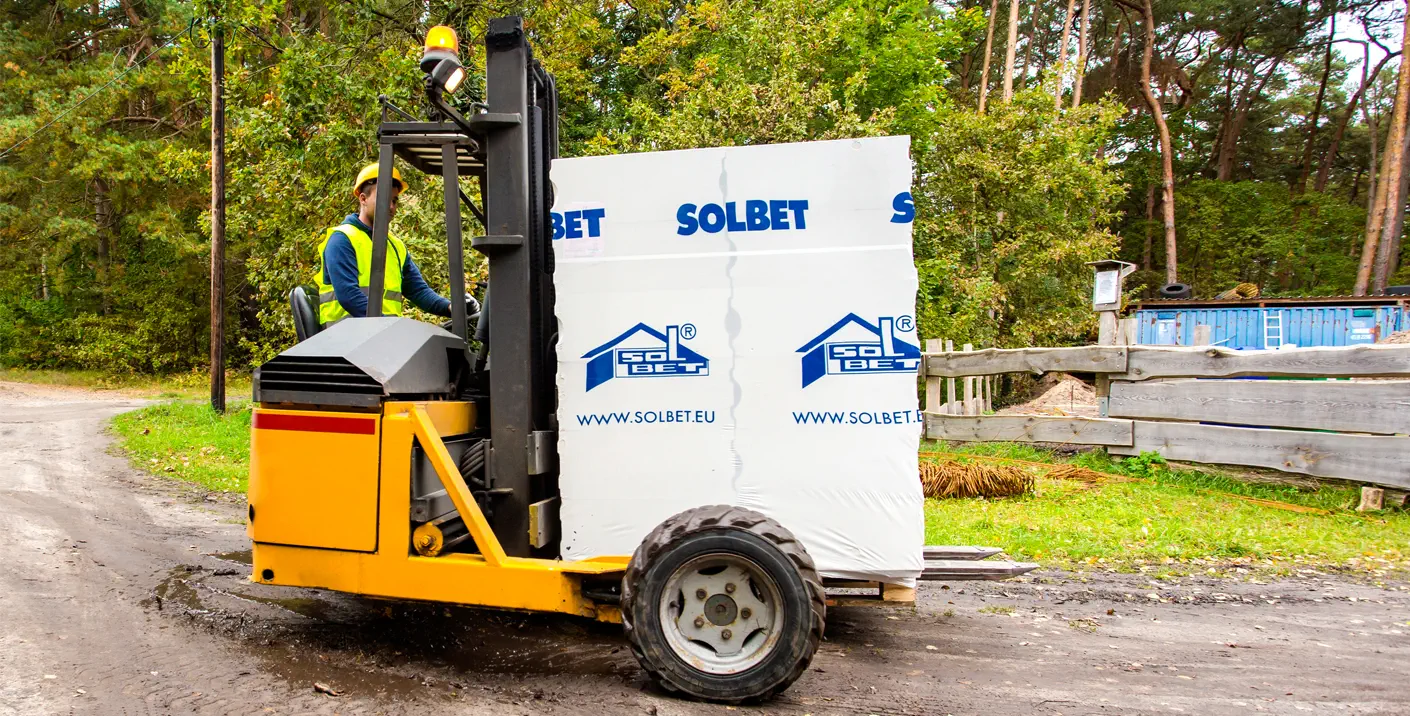 Transport mit Gabelstapler von Porenbetonblöcken auf Palette