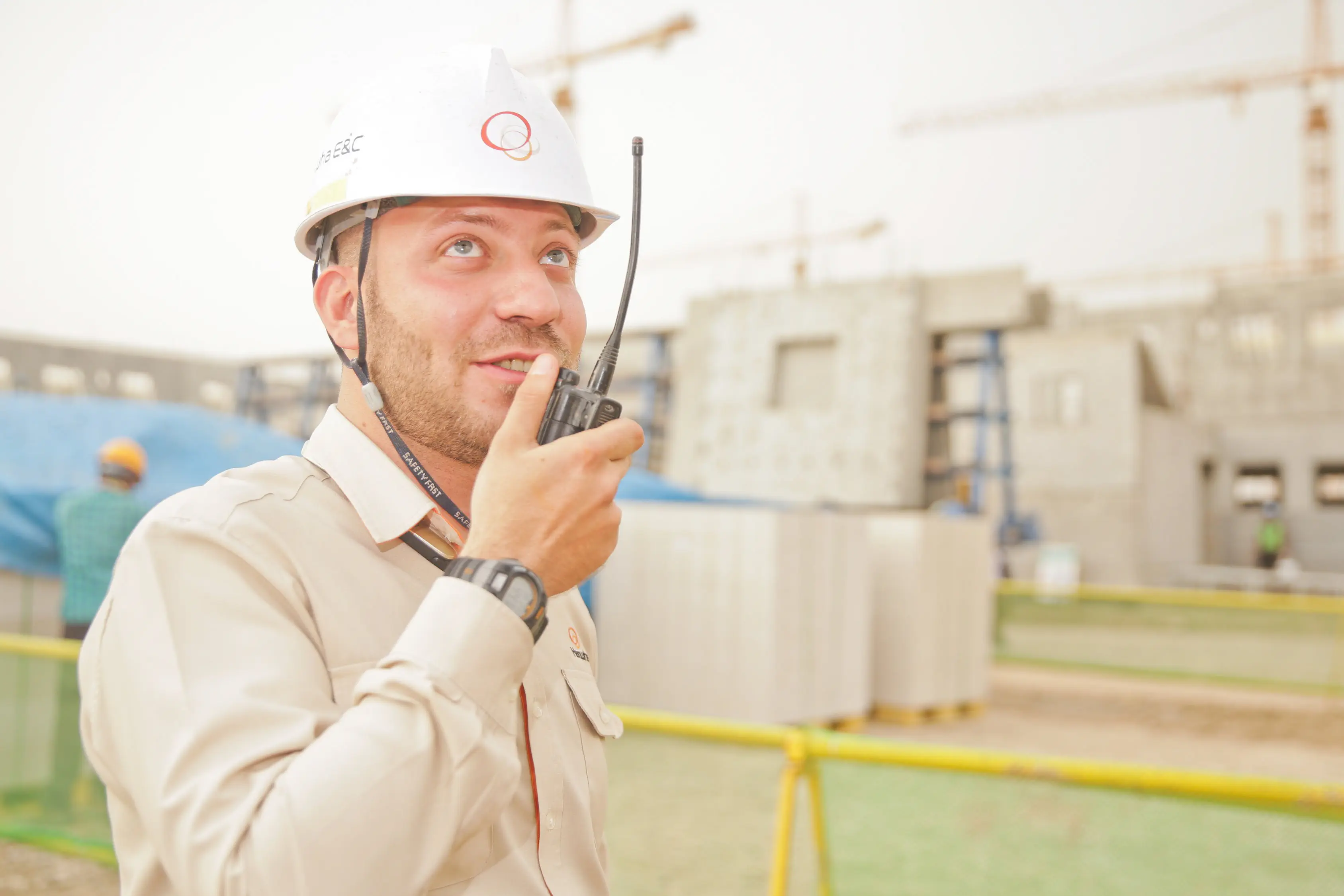 Ingenieur auf einer Baustelle mit einem Walkie-Talkie